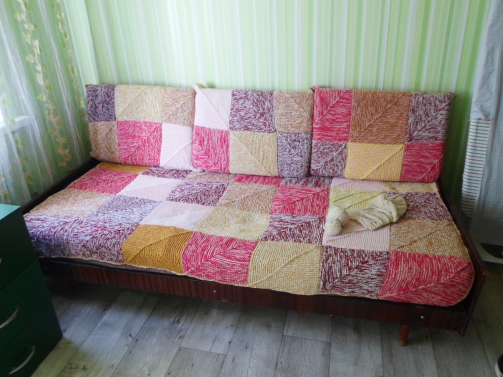 Сдаю в Луганске 3 комн. кв-ру кв. Комарова . Есть хороший ремонт, мебель – 3 спальных места, холодильник, бойлер, стиральная маш. автомат, ТВ, интернет. Ц.35т.+ком.услуги + залог можно разбить на 2 раза ,возвращается после проживания.+7959 5464930 и телеграмм фото пришлю....