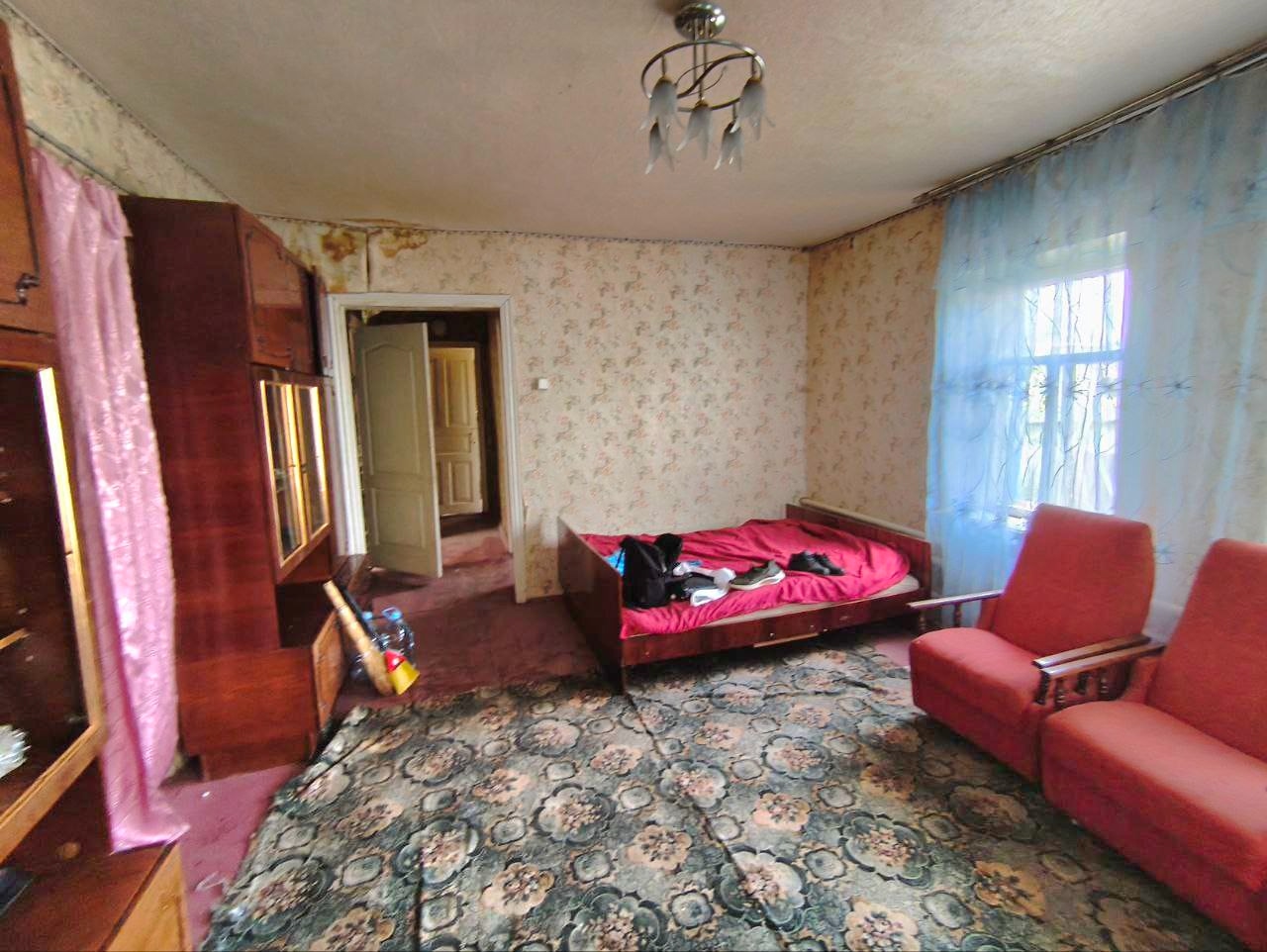 Продам дом в Станице Луганской по улице Красноармейская. Хорошее расположение Рядом школа, садик, остановка общественного транспорта, рынок, ЖД вокзал. В доме 3 жилые комнаты, санузел, газ, вода. Общая пл. 58 м2 До Луганска 7 минут на машине. . Цена 2 млн руб +7959-216-43-31 +7959-505-37-17 Елена...