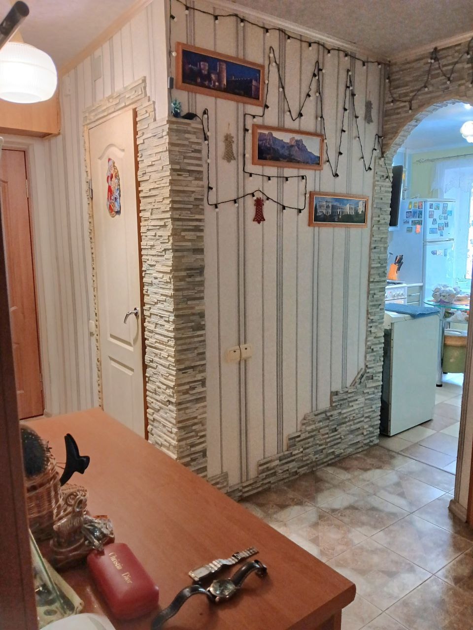 Продаётся 2-комнатная квартира по ул. Звейнека (р-н таксопарка), г. Луганск, 4/5 эт., 44 кв.м общ.пл. Дом кирпичный. Квартира после ремонта, комнаты изолированные, с/у совмещен, газовая колонка, вода 24/7. Хорошее расположение: ТЦ Аврора, рынок, супермаркеты, школа, детский сад, больница, остановка транспорта...