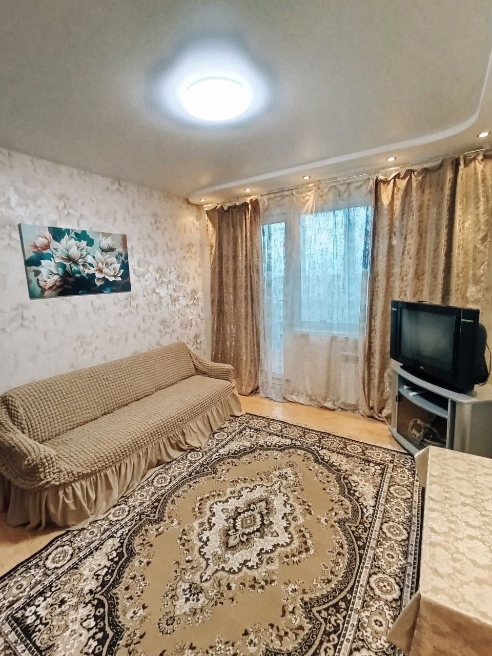 Продам 1-к квартиру в Луганске на кв. Волкова 6/9 эт. В квартире сделан капитальный ремонт - проводка , коммуникации, натяжные потолки, плитка, ламинат, новая кухня и сантехника. . Цена 4,9 млн руб +7959-216-43-31 +7959-505-37-17 Елена...