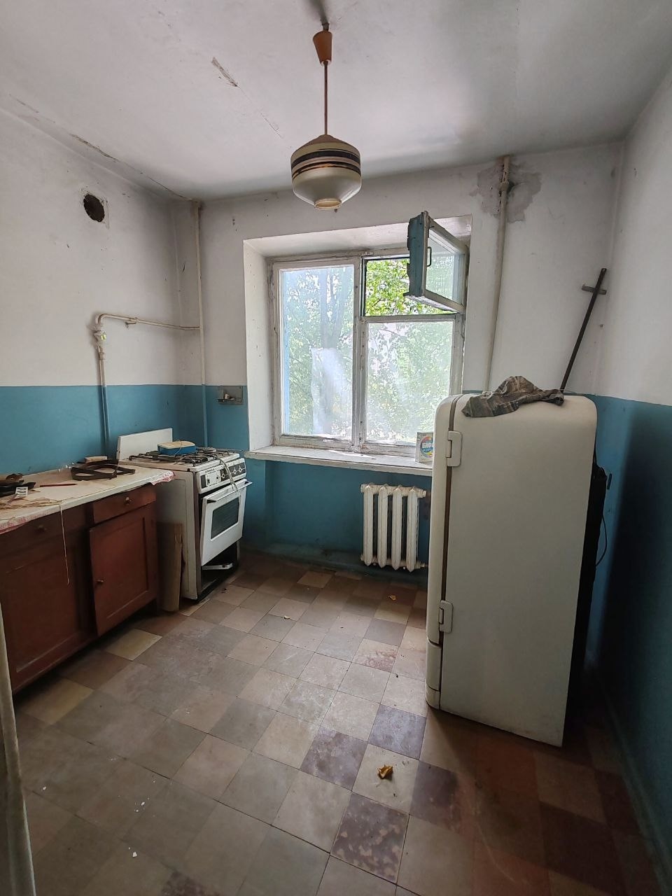 🗝️Продаётся 2-х комнатная квартира под ремонт🗝️ Расположение : г. Стаханов, ул. Олимпийская(Южный) 17. 💸Цена 1.4 млн рублей. Торг уместен. 🔵3 этаж/5этажного дома . 🔵Отличное место расположение ( рядом остановки общественного транспорта,аптеки, магазины, рынок, школа) к продаже. По всем вопросам обращаться в а...