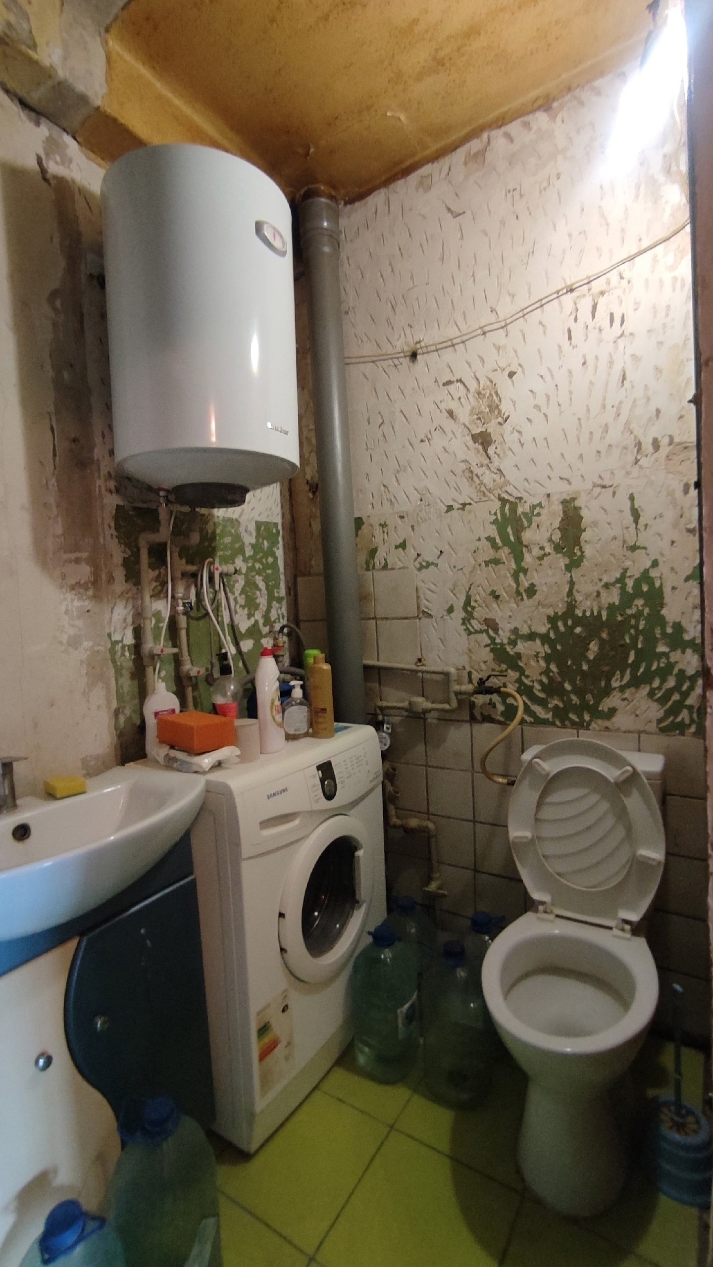 Объект 1379 Алчевск Цена 1850000 руб 2-к квартира с балконом и панорамным остеклением — проспект Металлургов, район магазина Престиж Светлая и просторная, общей площадью 51 м² на 9/9-этажного дома с работающим лифтом. Квартира угловая, но сухая, с хорошей крышей и панорамным балконом площадью 6 м, остеклённым...