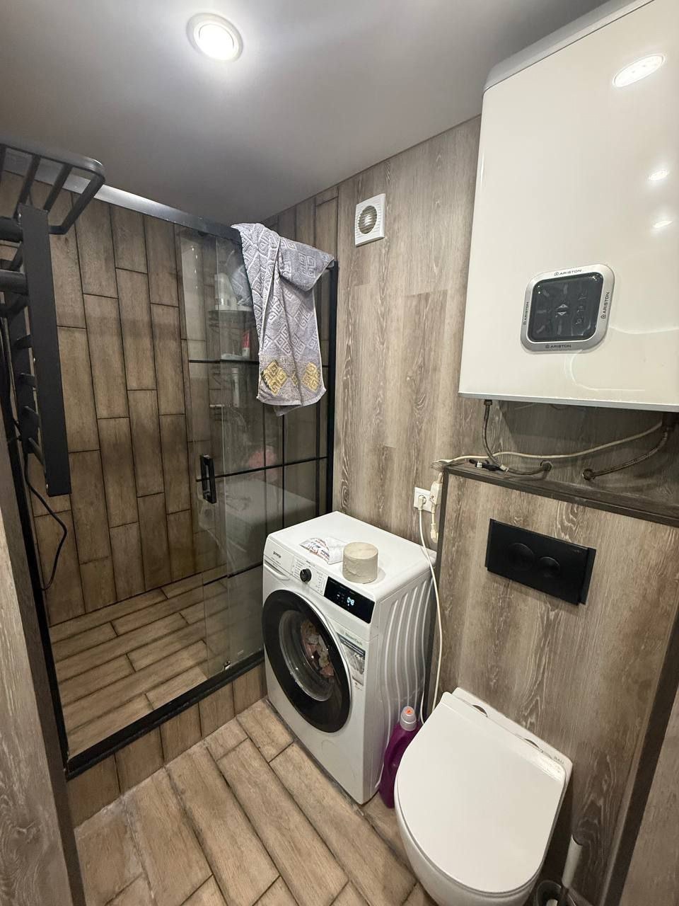!!! Продам 3 комн. ул. Суходольская 8/9 , 71 кв. м. Свежий ремонт ( все делалось для себя из качественных материалов) . Окна и разводка пластик , теплые полы ( кухня, ванная , балконы) Полы кварц-винил. Медная проводка , 2 кондиционера. Остается вся мебель и техника. Большой тамбур . , прописанных и долгов не...