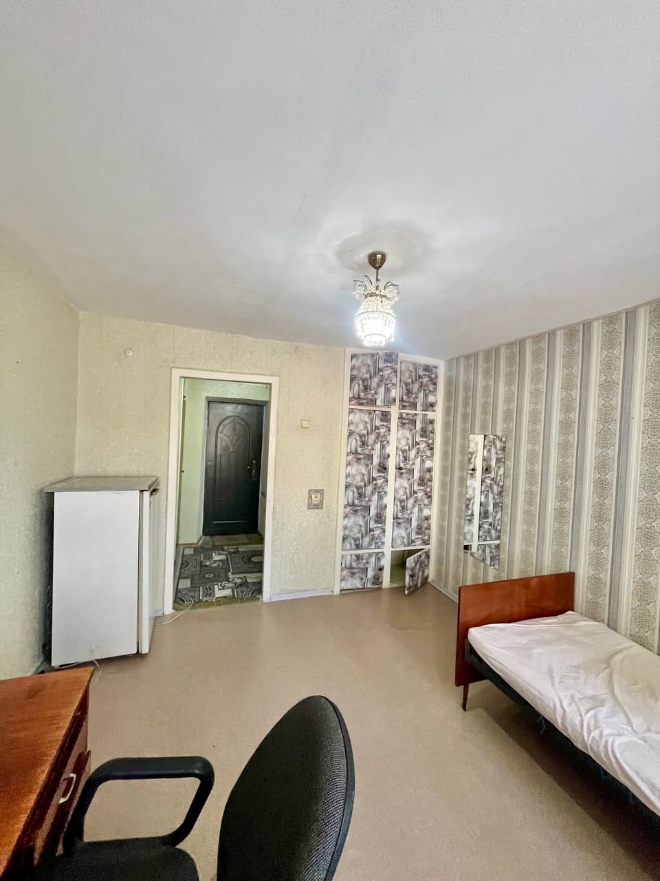 Продам 1-кк Малосемейную , на кВ Жукова , 2 этаж 5 этажного дома . Общая площадь 18,6 м2. В квартире м/п окна , поменянное отопление, санузел совмещен выложен кафелем, есть гардеробная, кладовая. Состояние жилое, заходи и живи. Отличное месторасположение. Рядом через дорогу Маш. Институт, остановка транспорта...