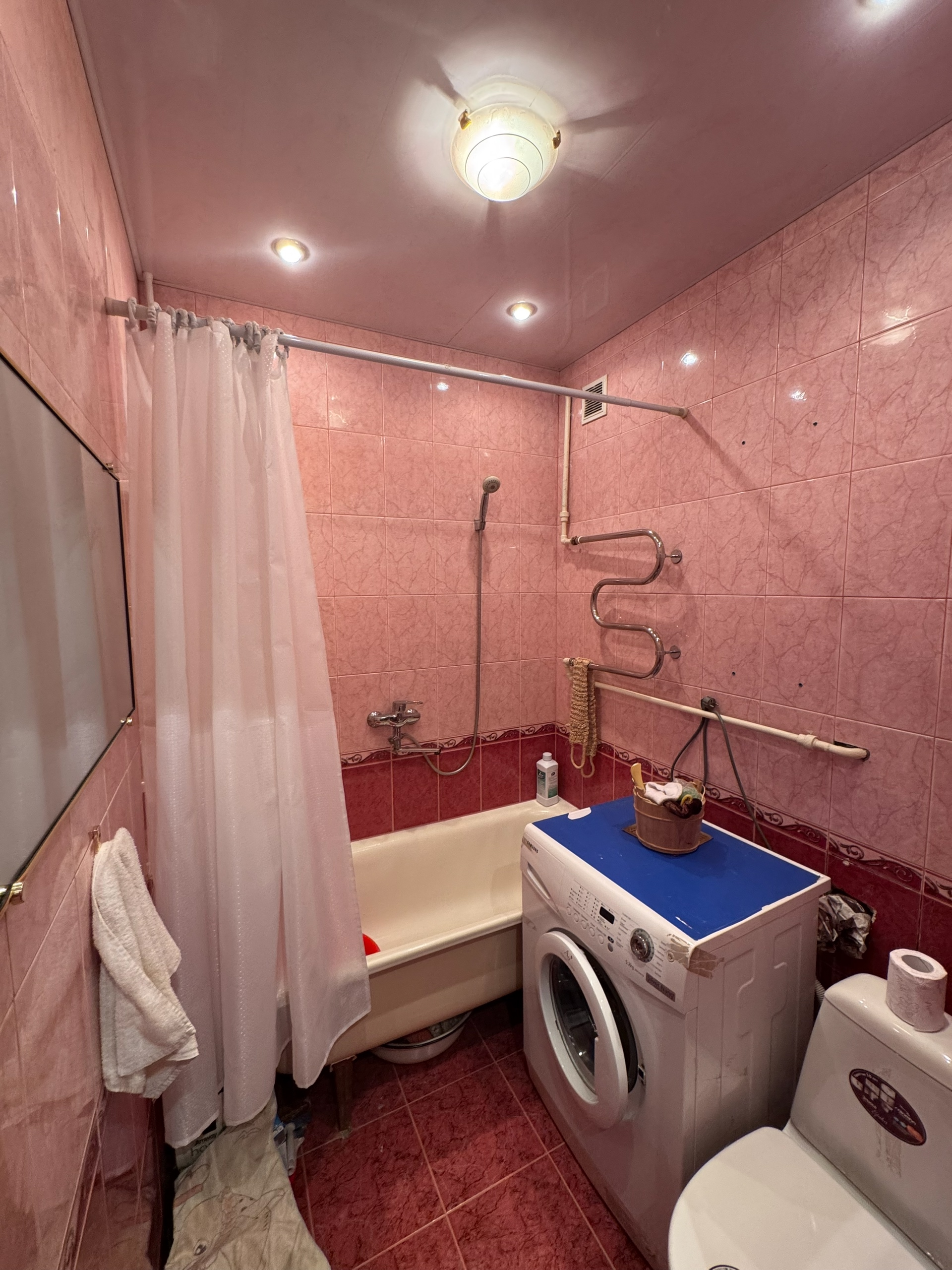 г. Алчевск 🏡 Продаётся 2-комнатная квартира, ул. Ленина 📍 Район: магазин «Безопасность» 📐 Площадь: общая 44 м² 🏢 Этаж: 4/4 (угловая, крыша не течёт после капремонта) 🪟 Окна:частично металлопластиковые 🚽 Санузел: совмещённый 🛠 Состояние: под ремонт 💰 Цена: 1 800 000 руб. (торг уместен) 📄 Документы: РФ,(без дол...