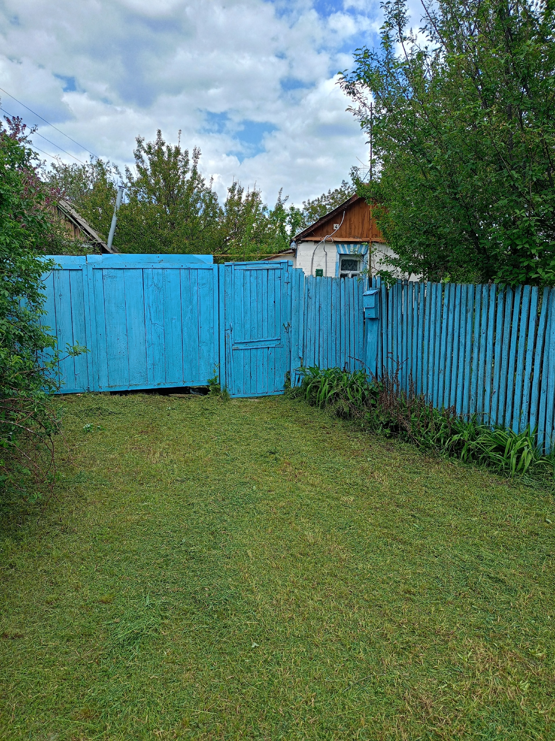 Продам флигель в п нижняя Ольховая, около трассы, большой участок земли, есть газ, вода, свет, документы РФ, цена 250тыс, телефон+79591979943